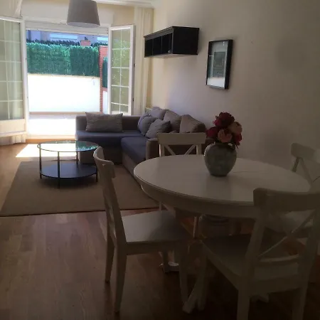 Con Terraza Y Jardin En *