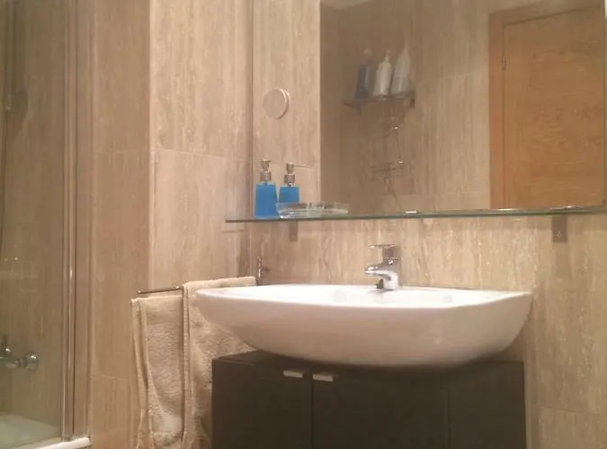 Con Terraza Y Jardin En *